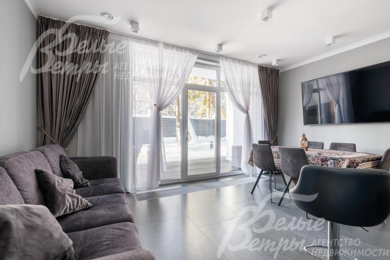 Из кухни-столовой - выход на террасу с маркизой. На полу уложен итальянский крупноформатный керамогранит ATLAS CONCORDE