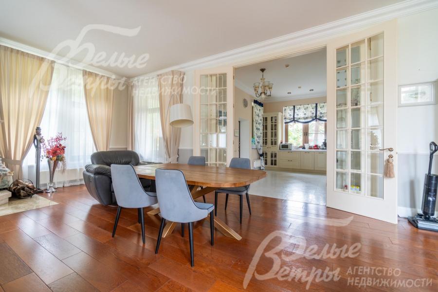 Вход из гостиной на кухню - через портальные двери с элегантным остеклением