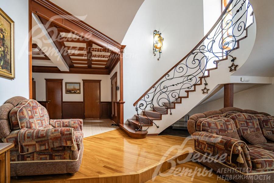 Лестница со ступенями из дуба, перила авторские кованые.