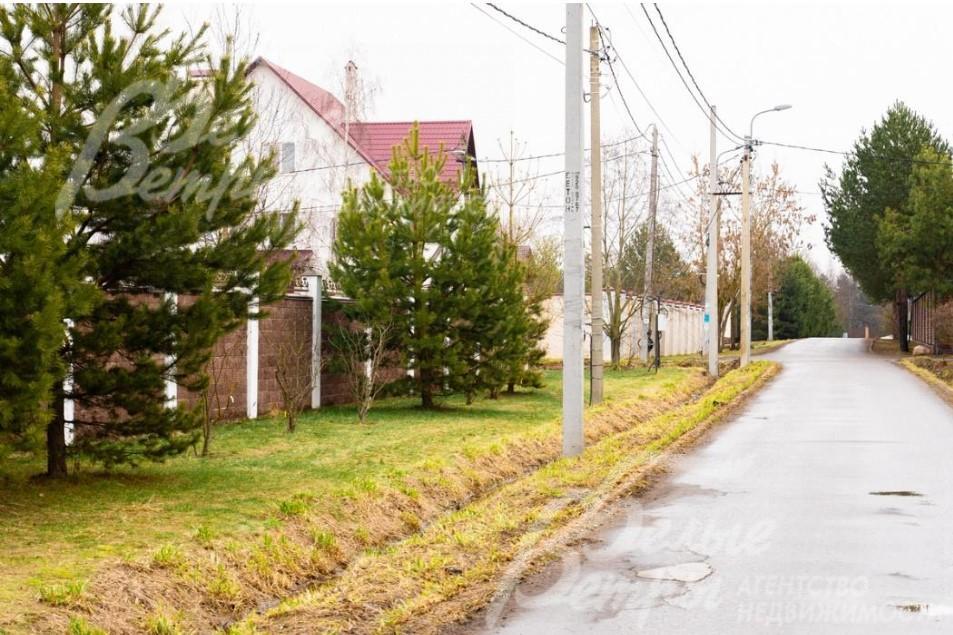 Освещенные асфальтированные дороги в поселке.