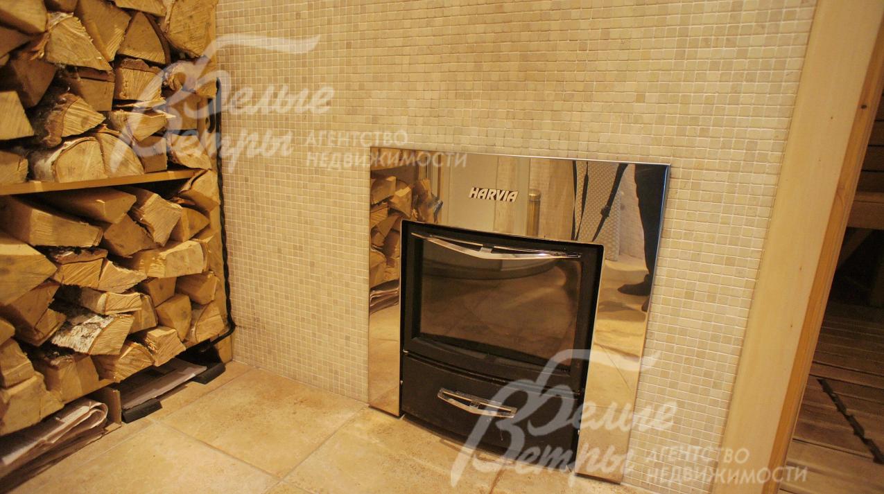 В парной установлена дровяная печь HARVIA
