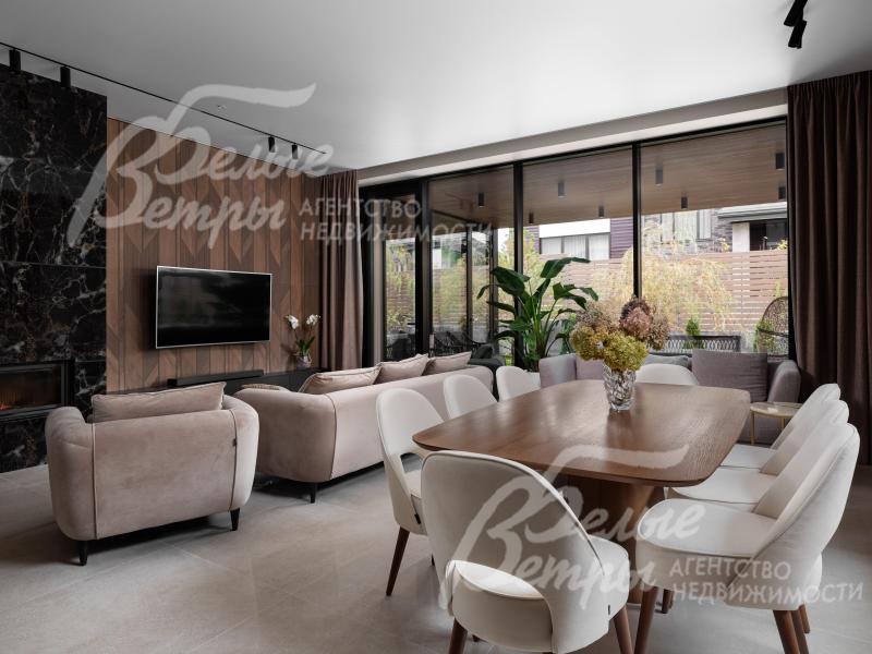 В зоне столовой установлена обеденная группа на 8 персон