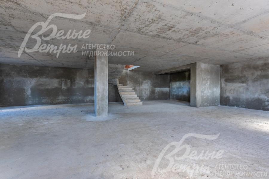 Стены цоколя оштукатурены