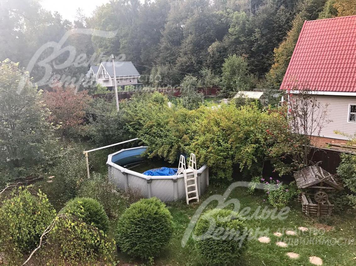 На участке есть летний бассейн