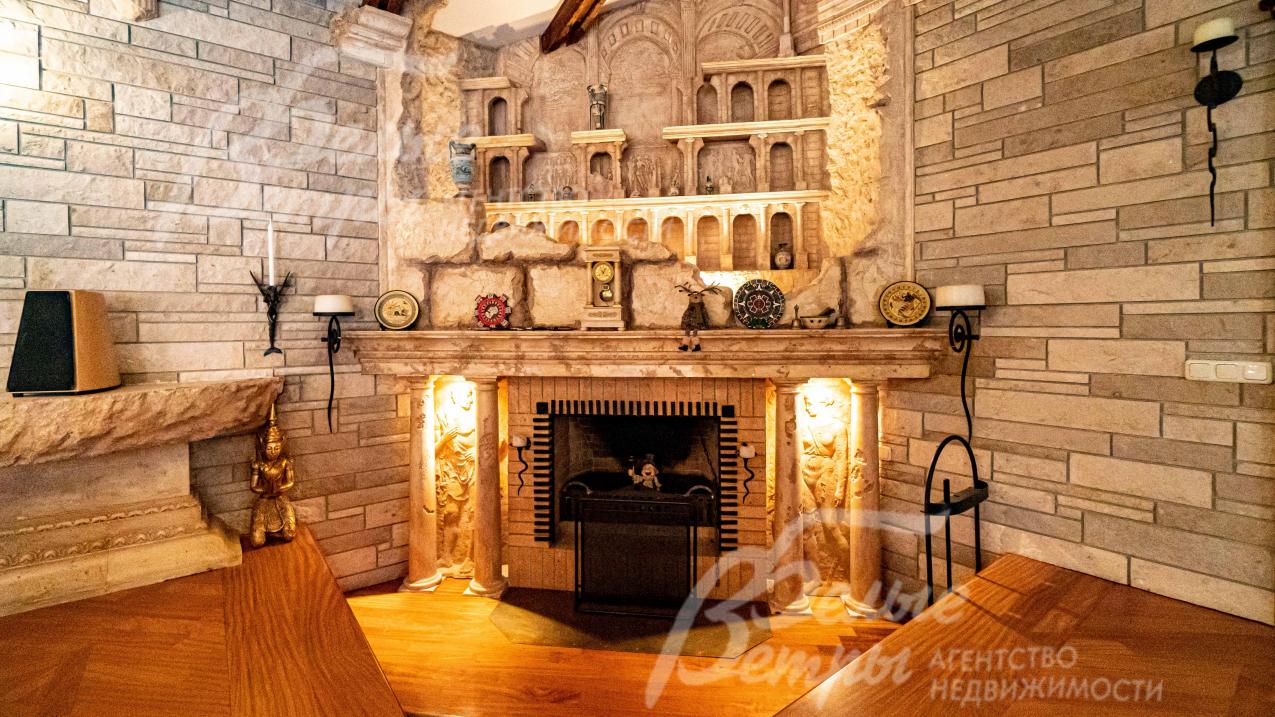 Камин и ТВ группа исполнены и спроектированы известным архитектором