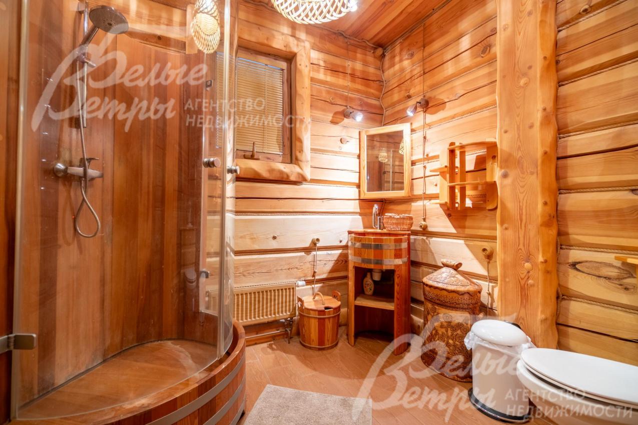 Один из санузлов на первом этаже. Все санузлы - с эксклюзивной отделкой и сантехникой премиальных брендов