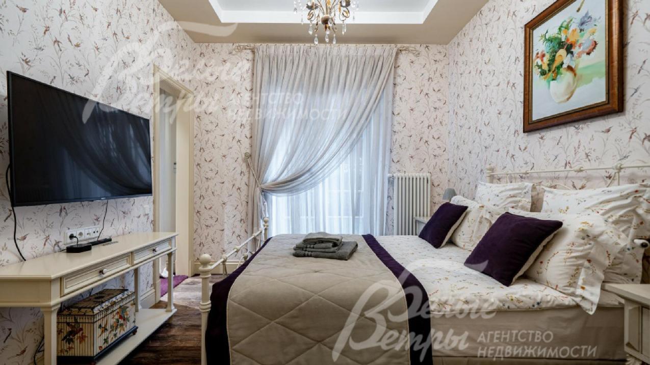 Спальни оформлены мебелью Baker и Century