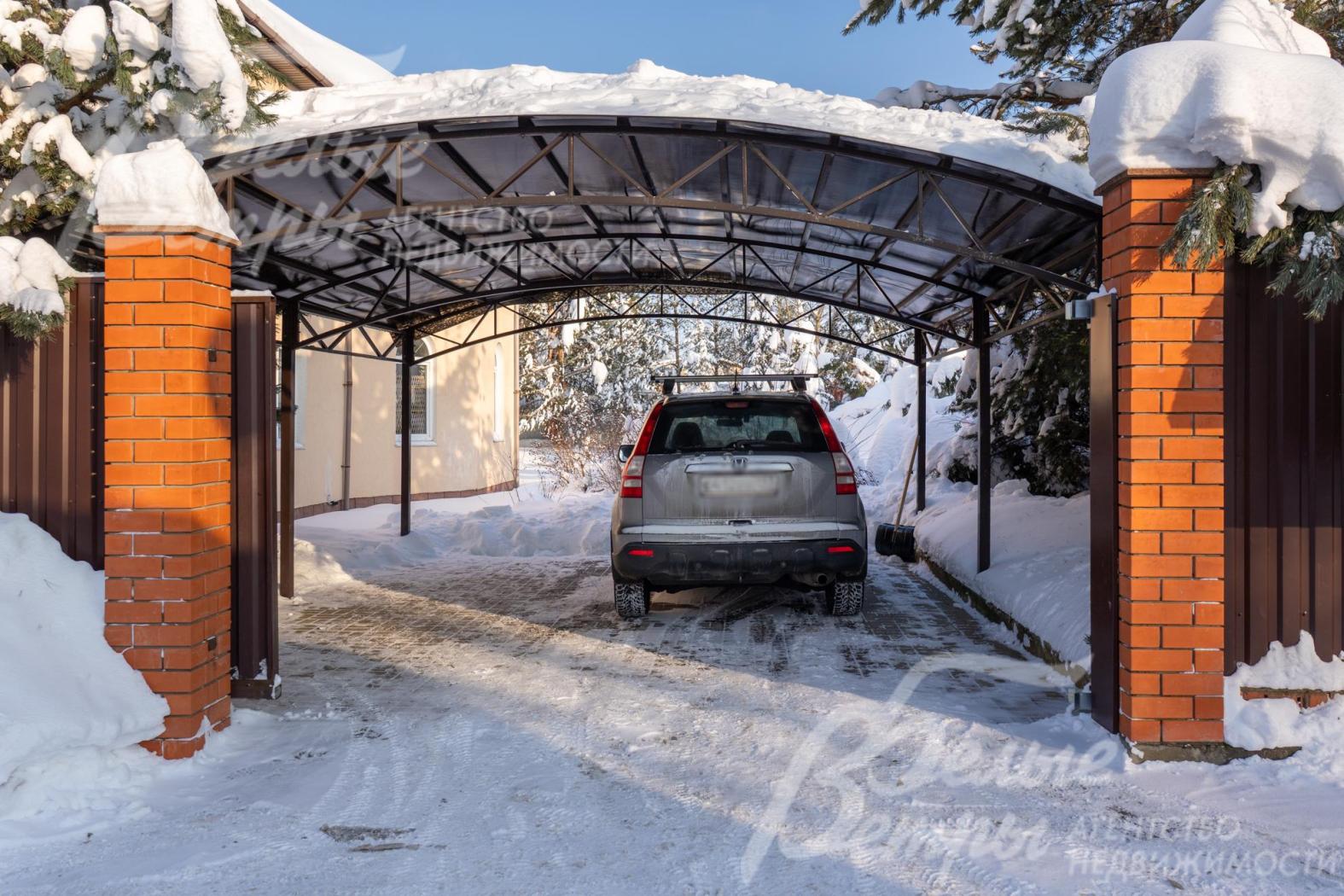 На участке обустроен навес для двух автомобилей. Территория огорожена забором из профлиста со столбами на монолитном фундаменте