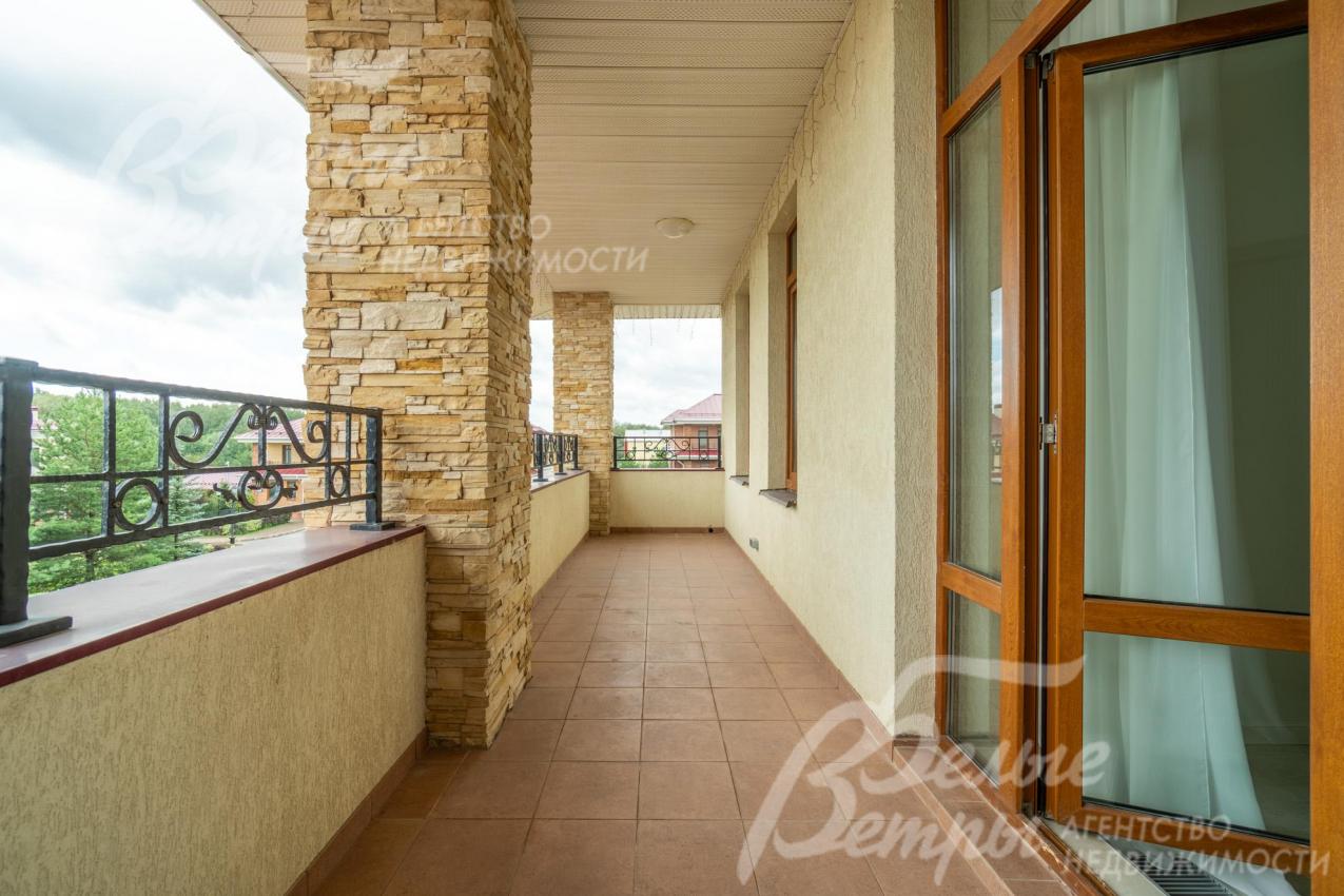 терраса и балконы облицованы керамической плиткой, ограждения кованные металлические.