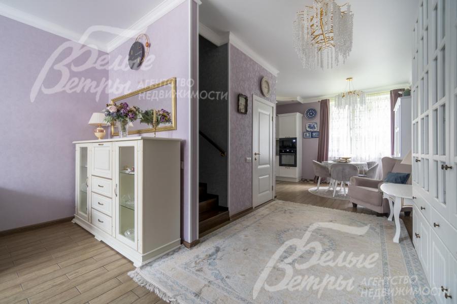 Лестница на 2-ой этаж на металлокаркасе, обшита лиственницей.