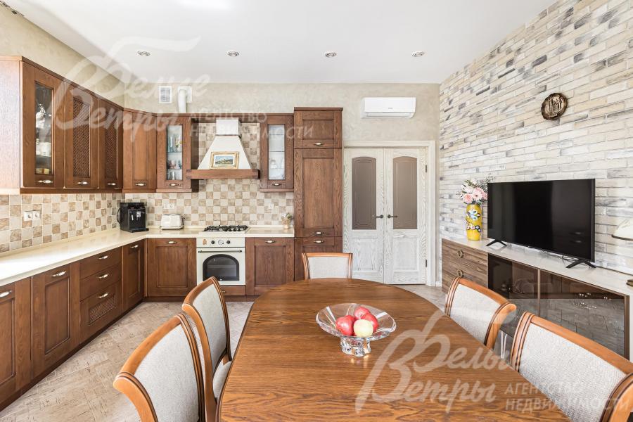 Кухня-столовая белорусская из массива дуба.