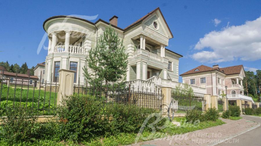 Фасад дома выполнен под ключ и отделан искусственным камнем АрхиИзделия