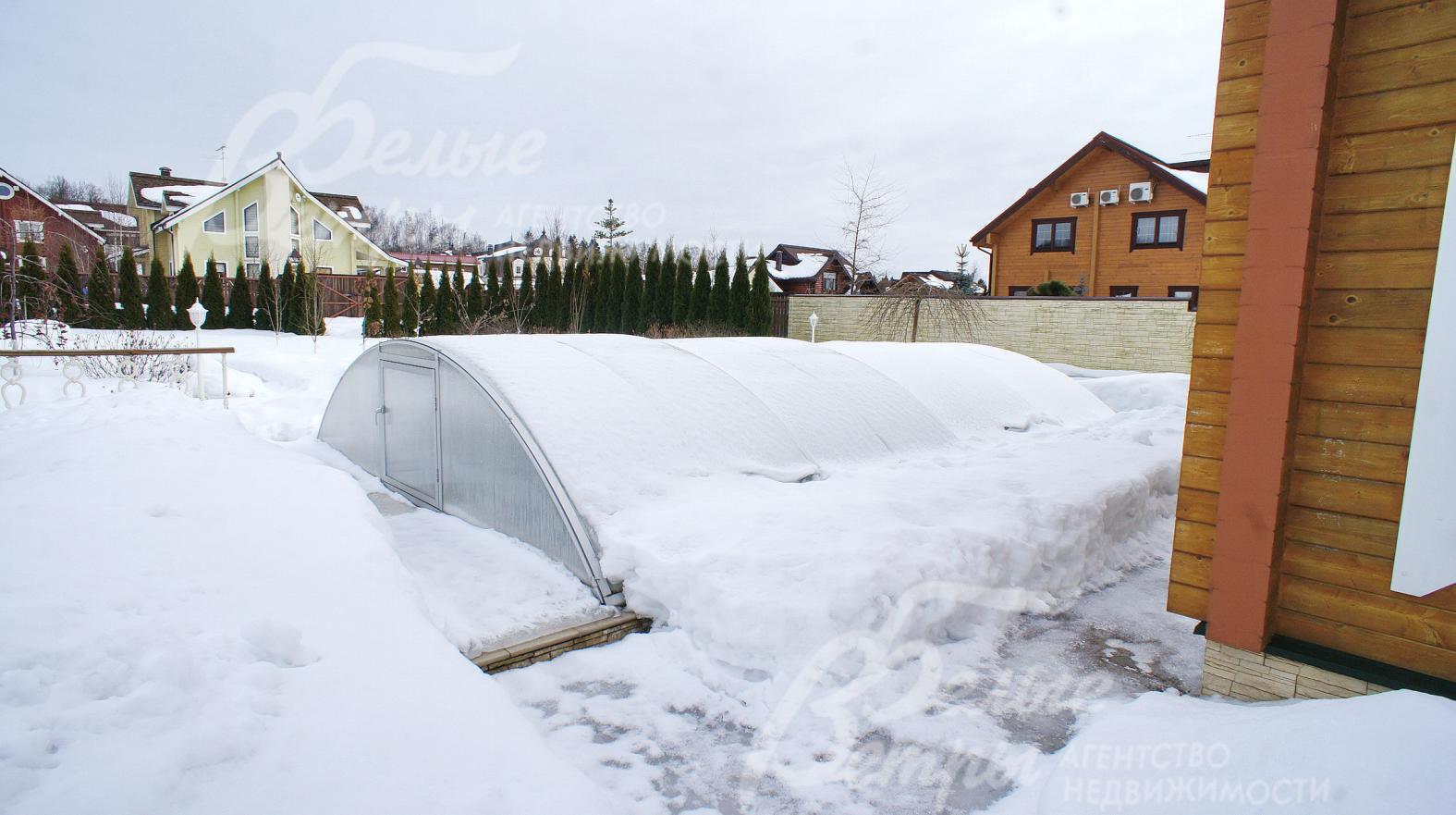 Уличный бассейн из композита, со сдвижной крышей, противотоком и подводными светильниками. 