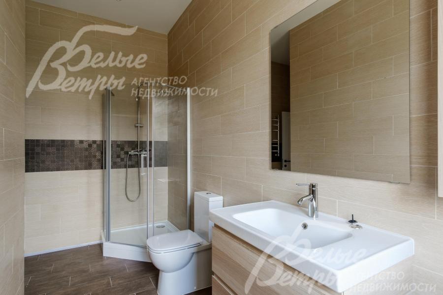 Санузел с душем на первом этаже