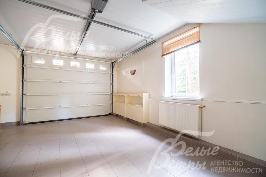 Просторный светлый гараж