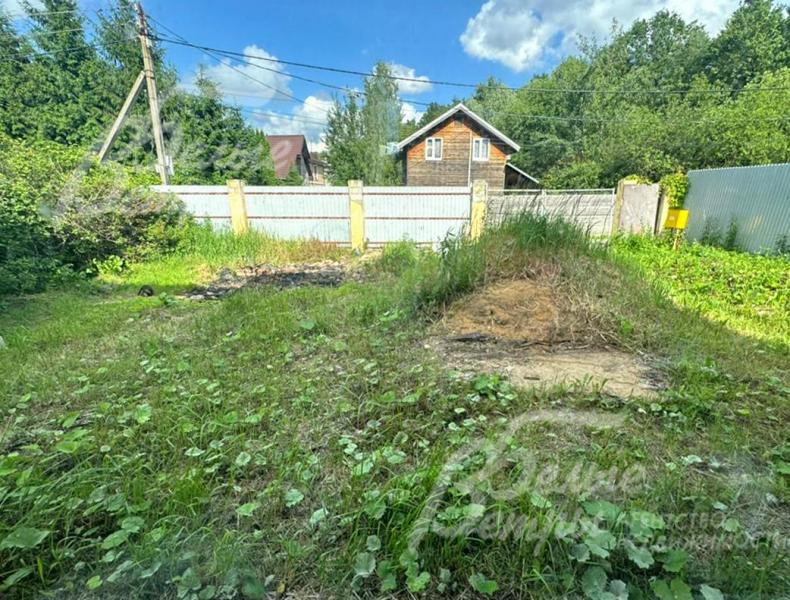 Дом стоит на компактном участке с выгодным расположением: рядом – лесопарковая зона, вокруг – красивые природные виды