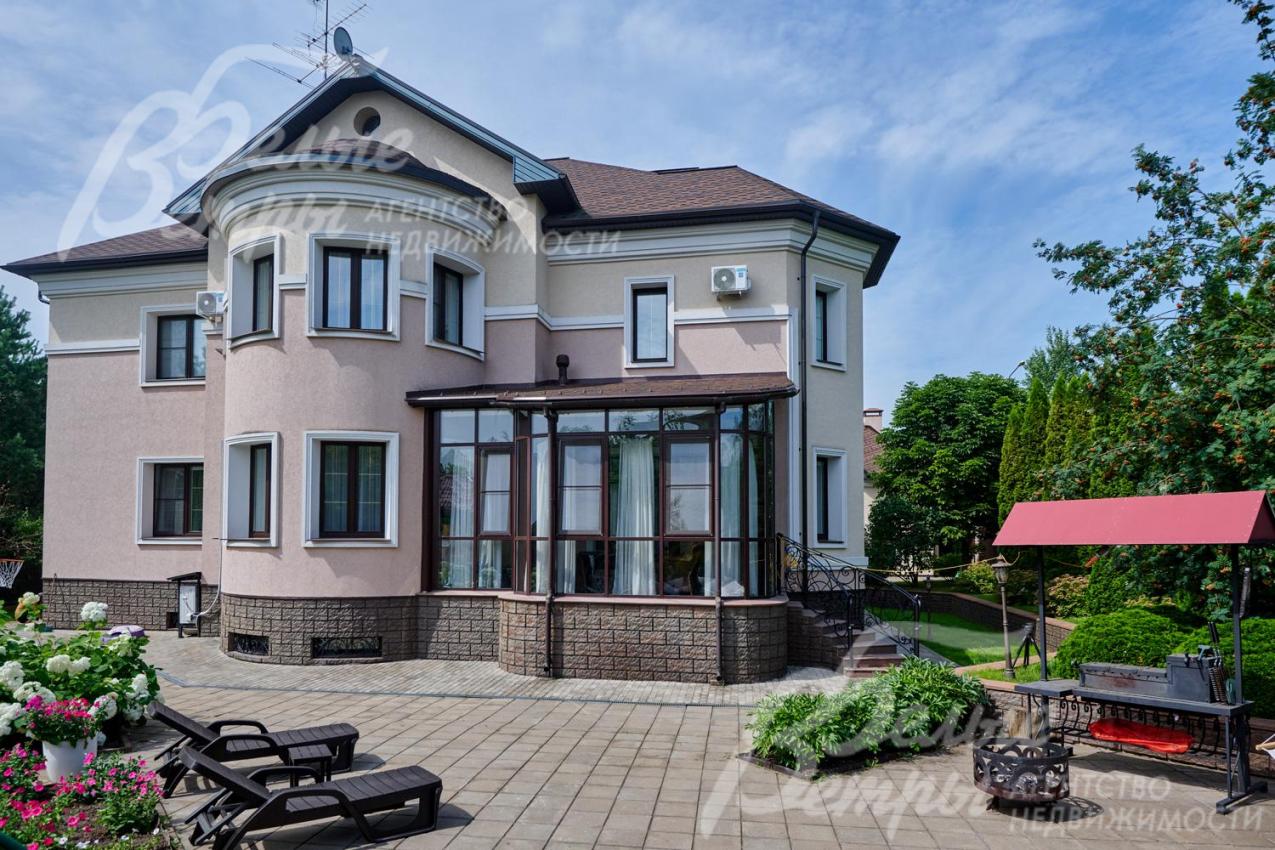 Вид на застеклённую террасу с зоны отдыха