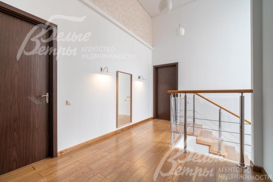 Высота потолков на 2ом этаже более 4 метров.