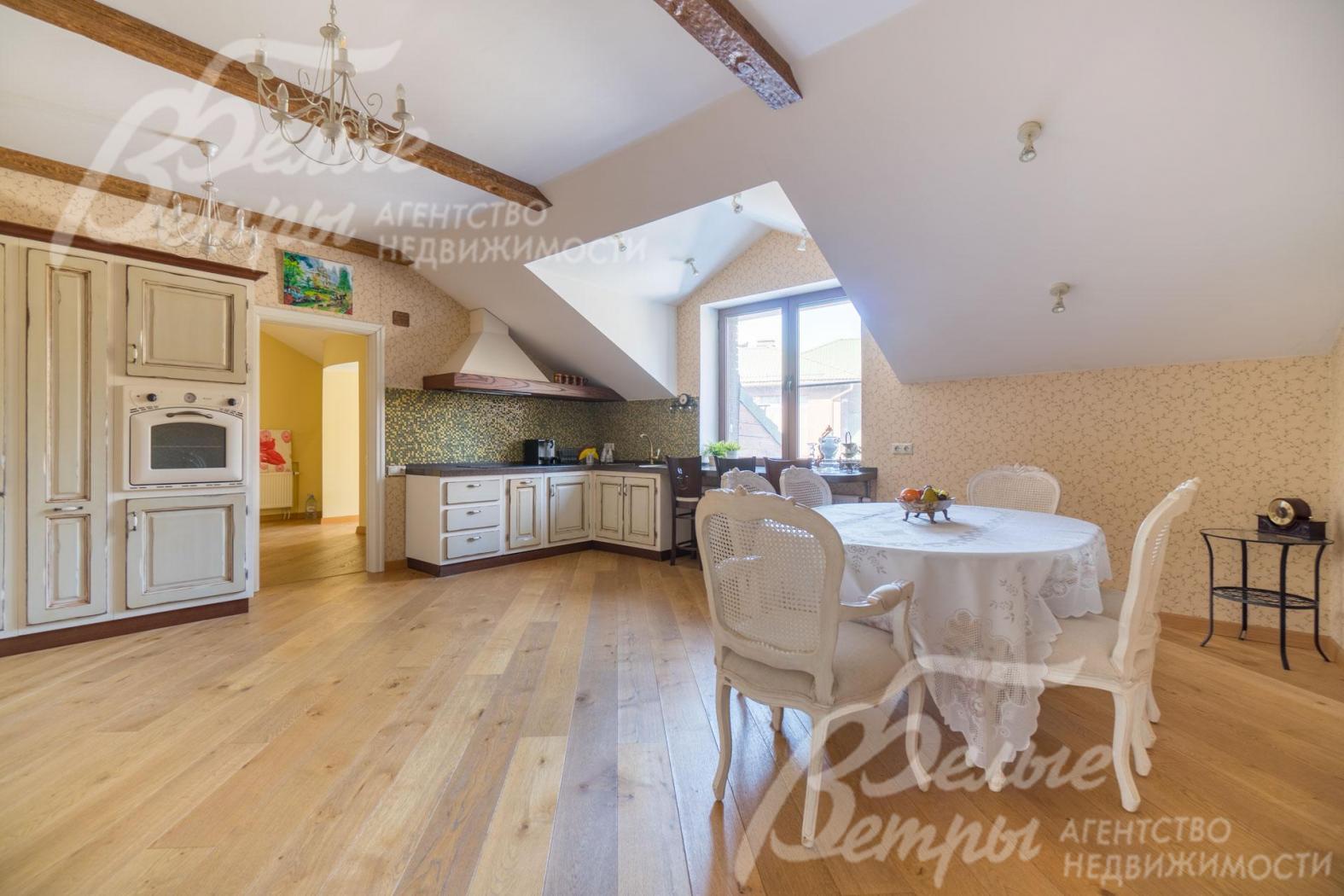 Светлая кухня-столовая в гостевой зоне с мебелью и техникой