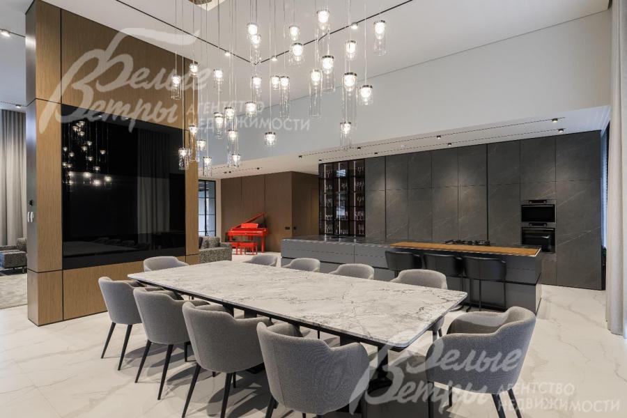 Столовая с обеденный столом на 10 персон