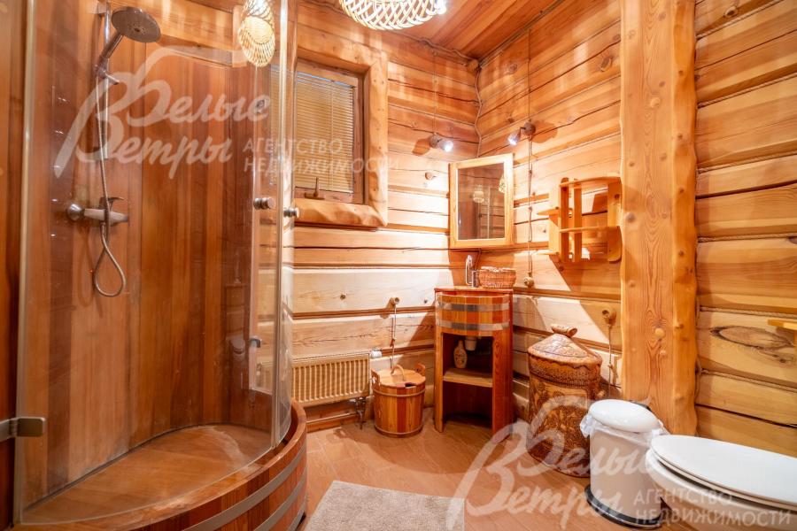 Один из санузлов на первом этаже. Все санузлы - с эксклюзивной отделкой и сантехникой премиальных брендов