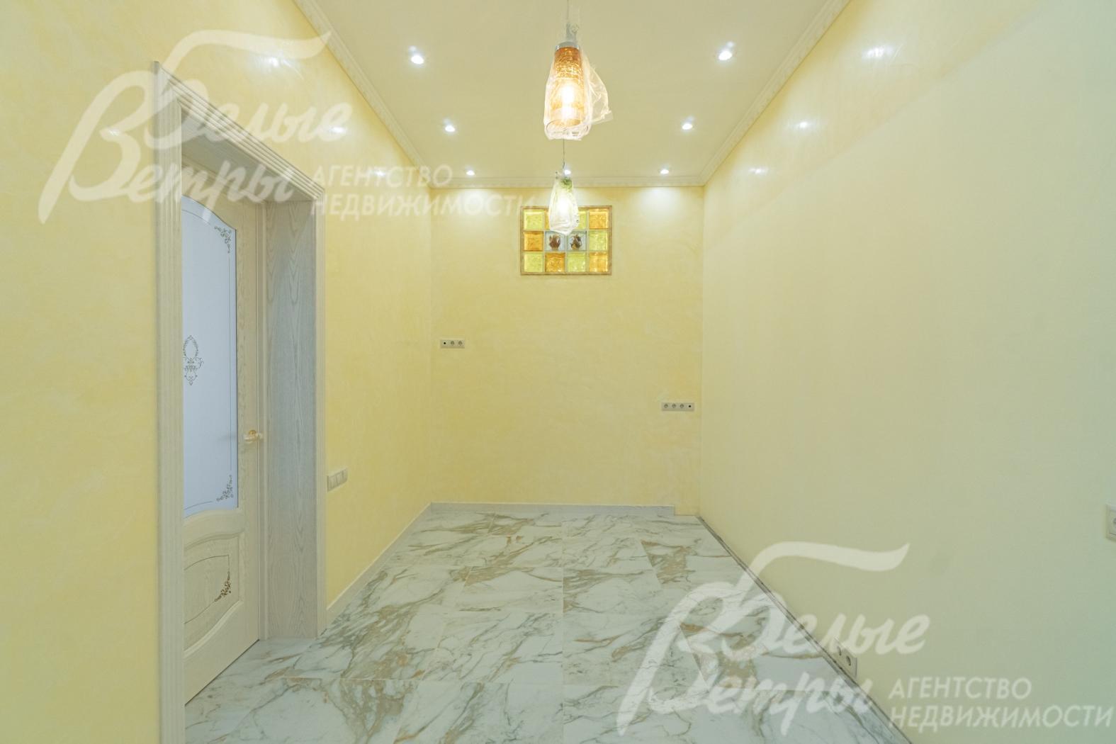 Потолки на 1-от этаже из гипсокартона со встроенным светом.