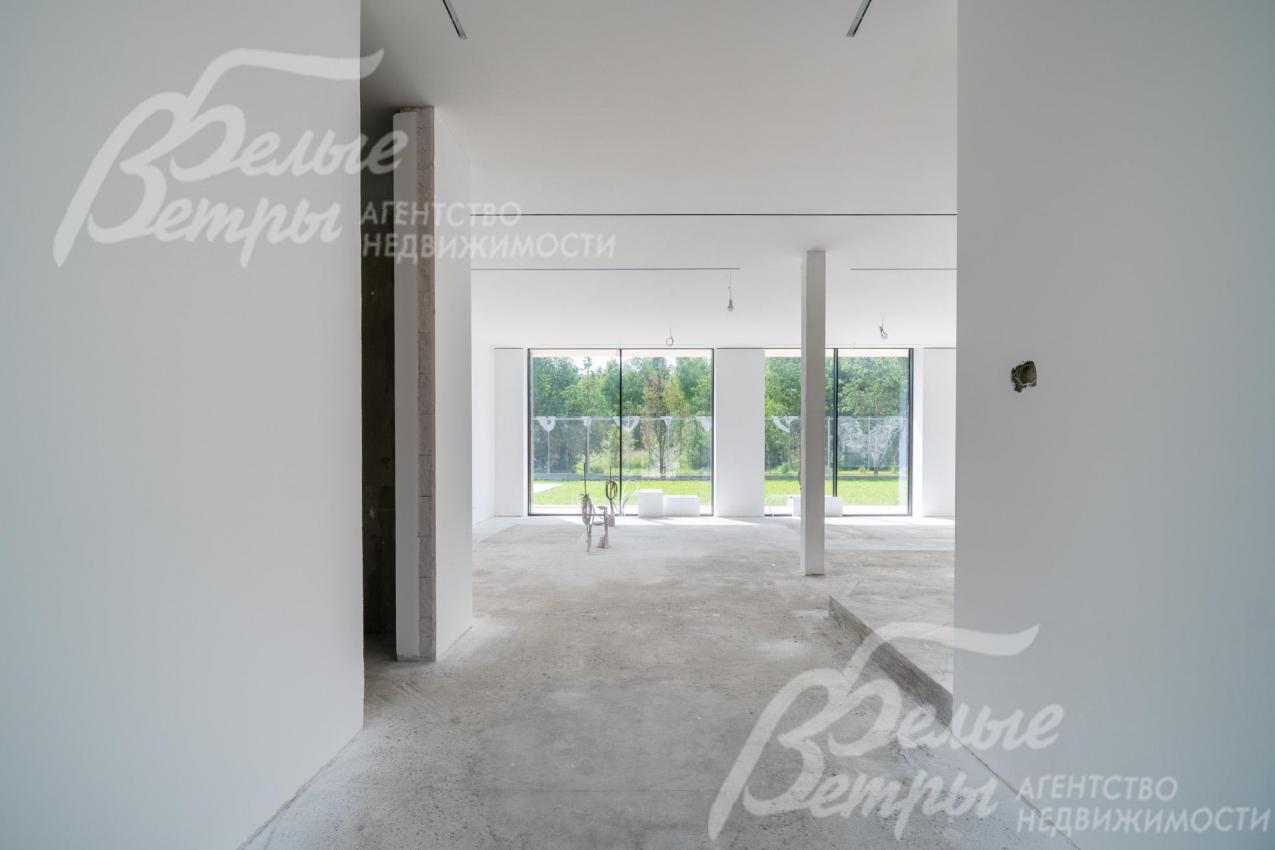 Выход из холла в гостиную. Стены возведены, оштукатурены и прошпаклеваны