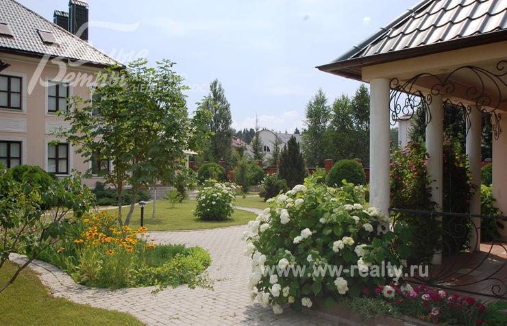 Вид на участок, дом и летнюю кухню с зоной барбекю 