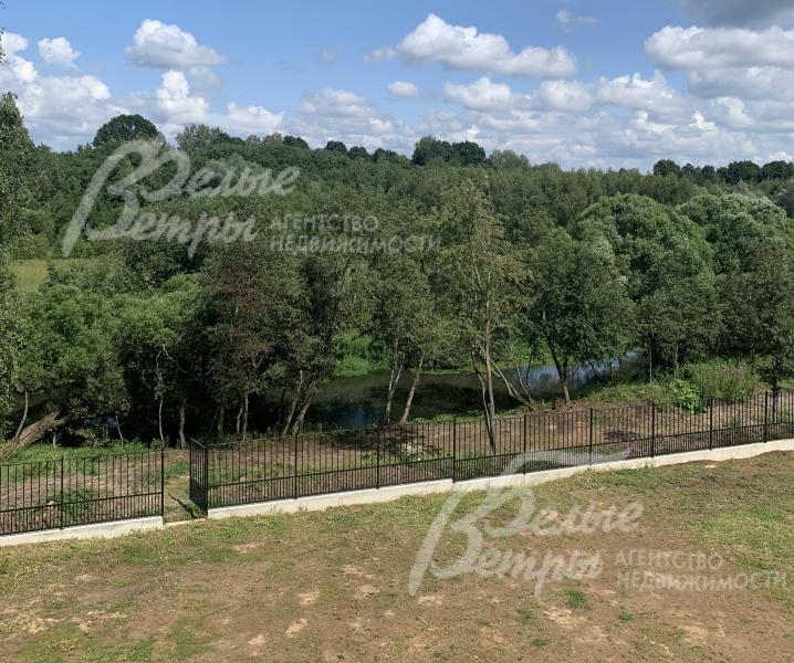 участок граничит с рекой