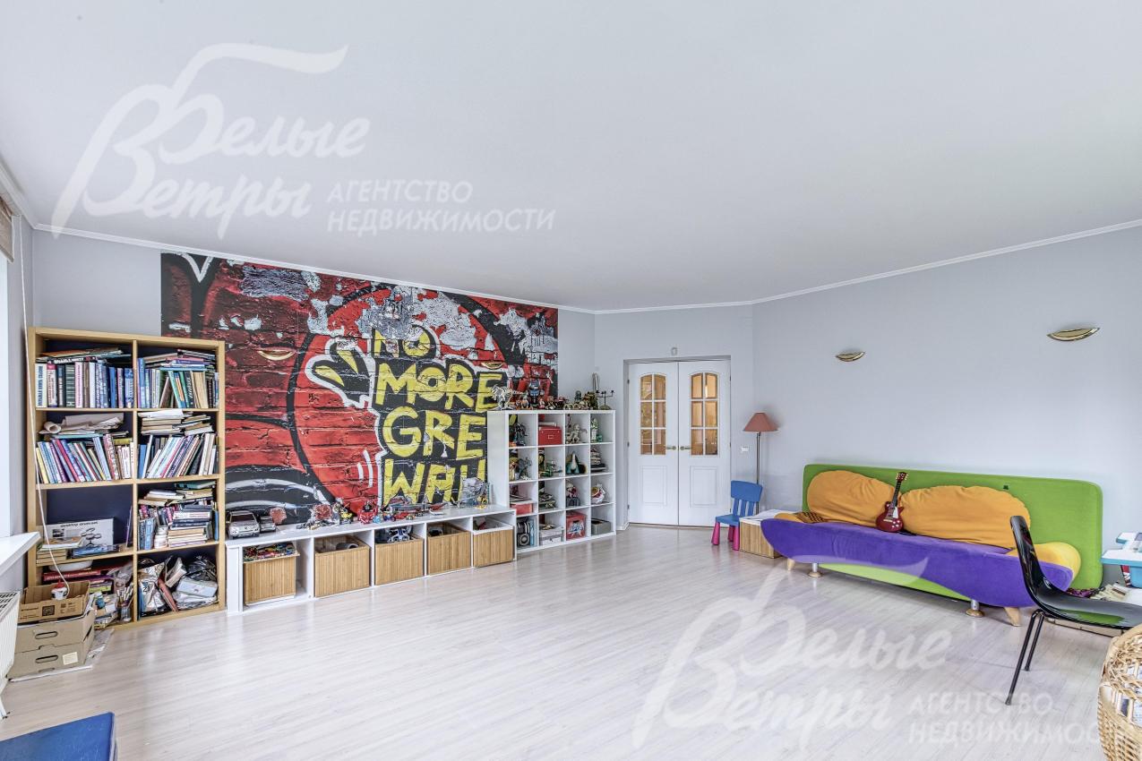 Вторая гостиная с эффектной стеной с ярким граффити-артом