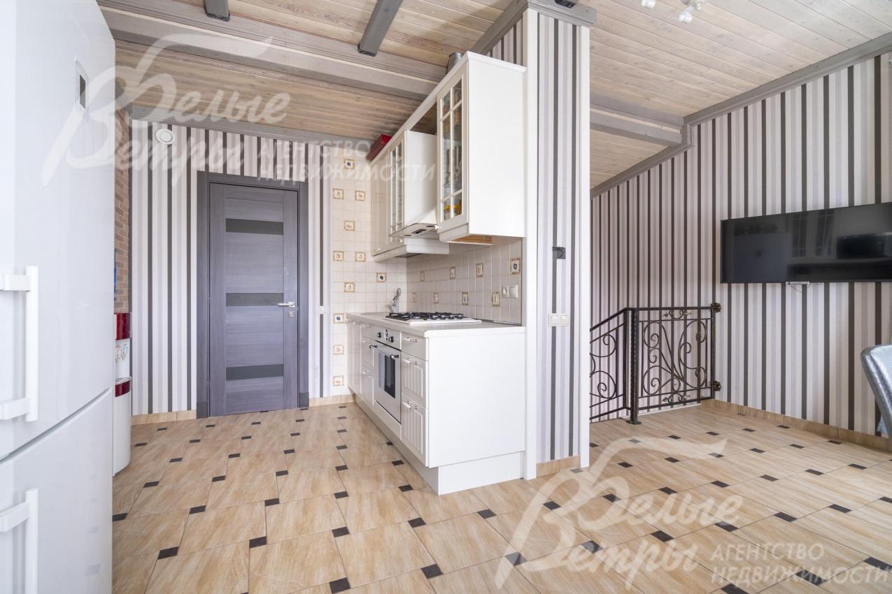 На полу в зоне кухни - плитка, пол с подогревом