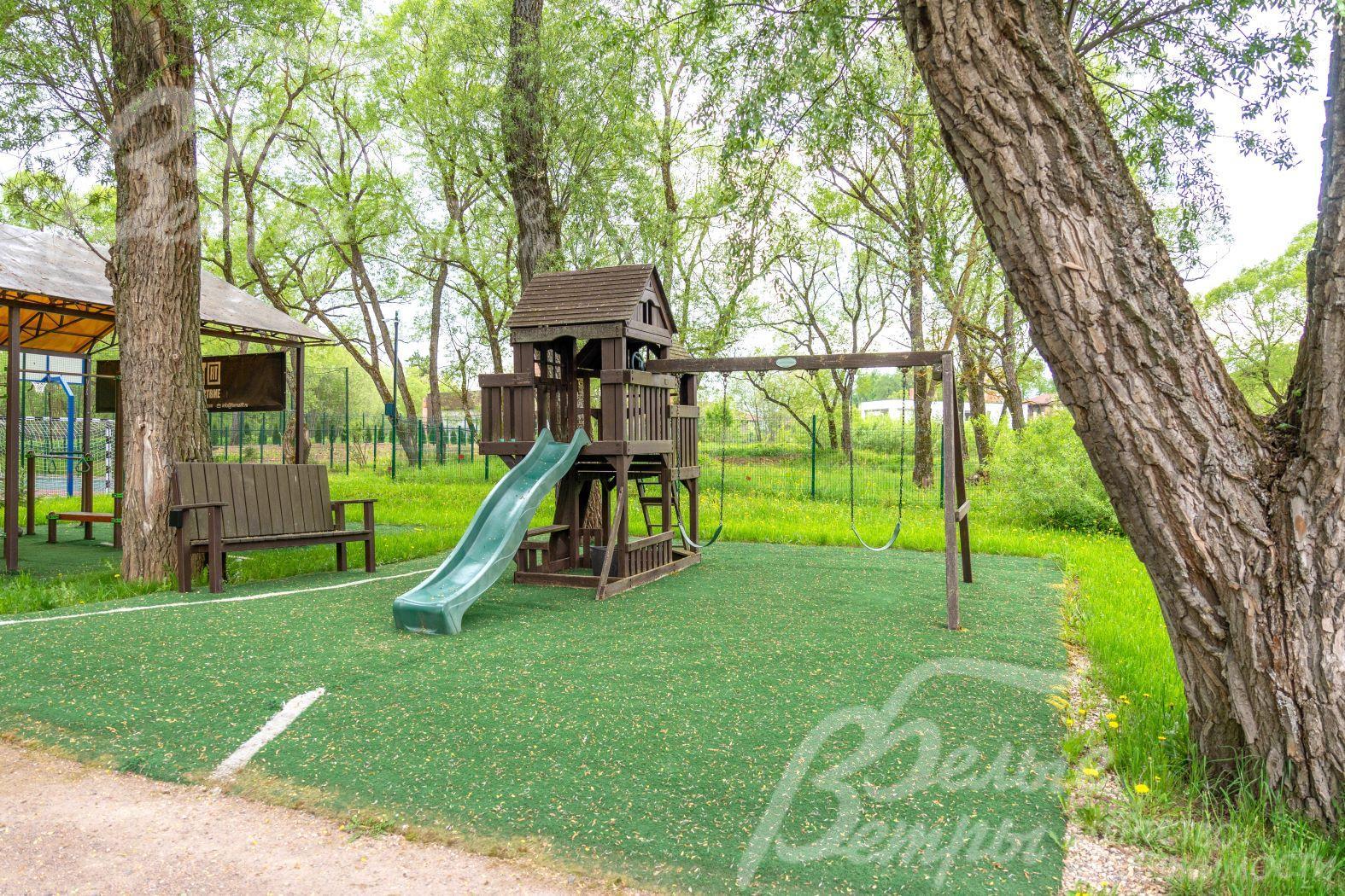 Детская игровая зона в поселке