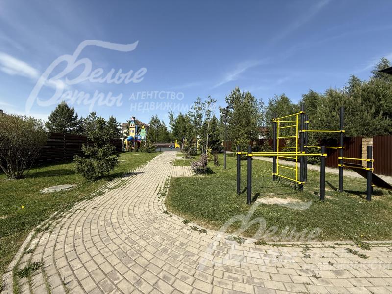 Общественная зона коттеджного посёлка: прогулочная дорожка и спортивный комплекс