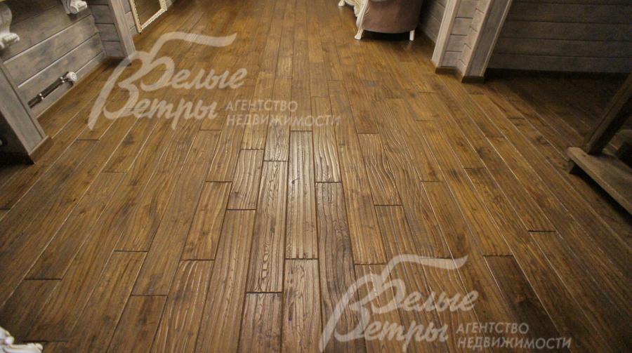Полы в жилых помещениях- массив доски ( дуб) искусственно состаренной рельефной