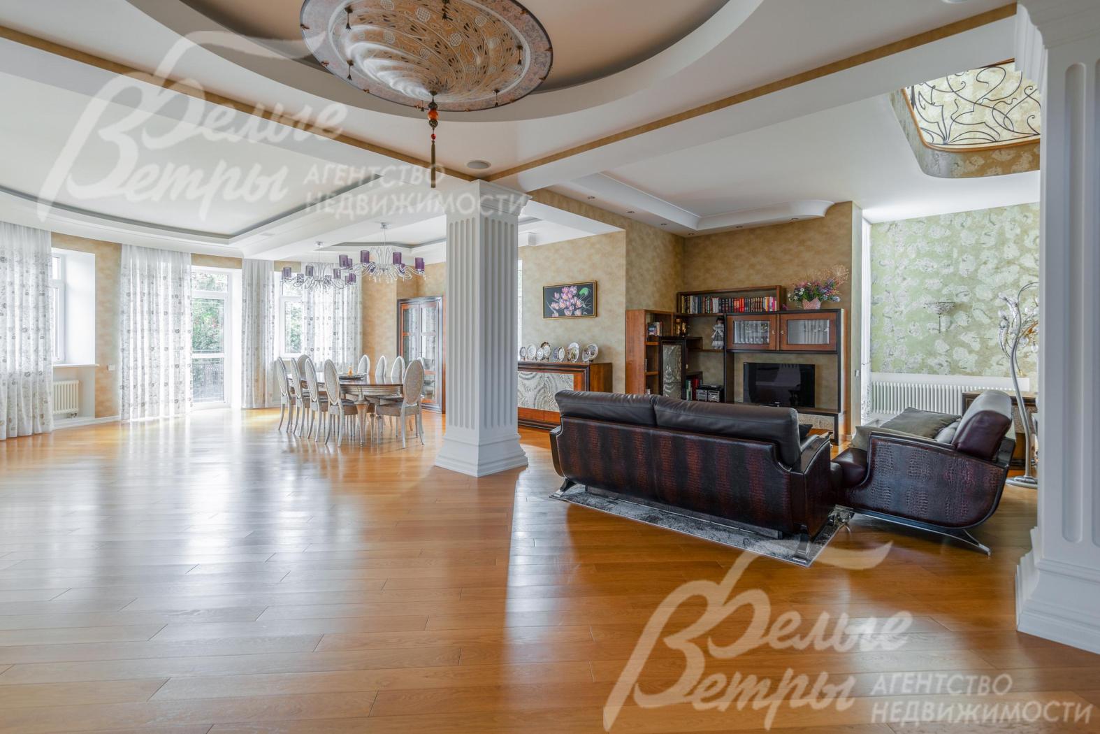 Из зоны столовой есть выход на террасу и участок