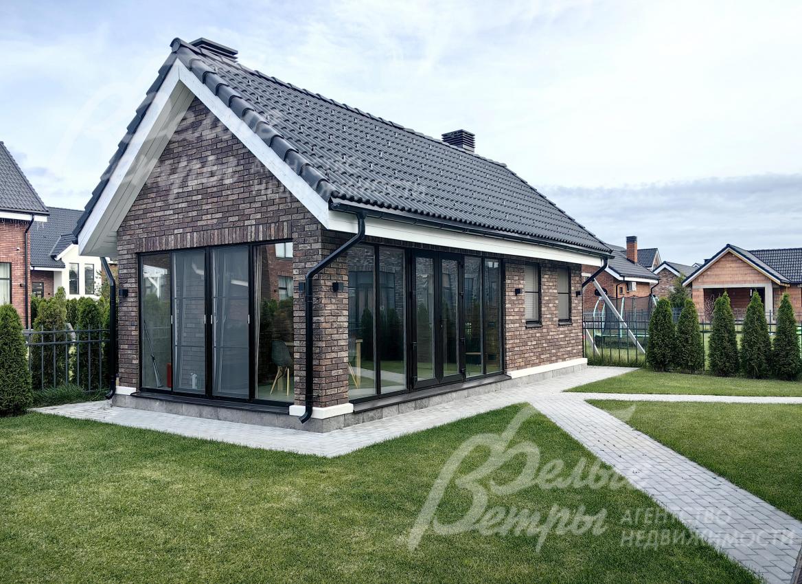 Отдельно стоящая баня в единой стилистике дома