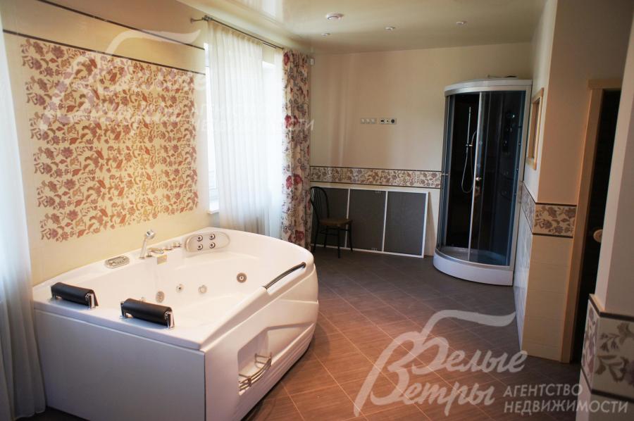 Большой санузел с ванной-джакузи