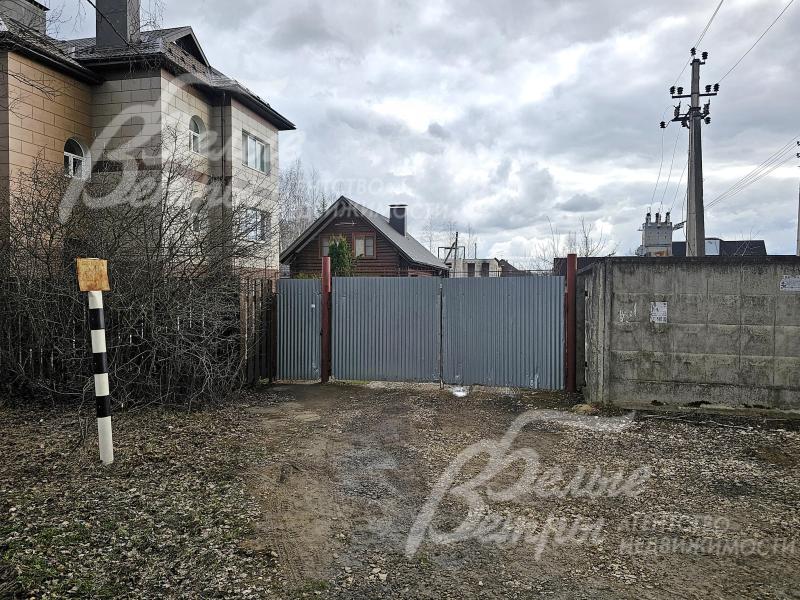 Территория огорожена с трёх сторон, подведено электричество 15 кВт, магистральный газ проходит по границе участка