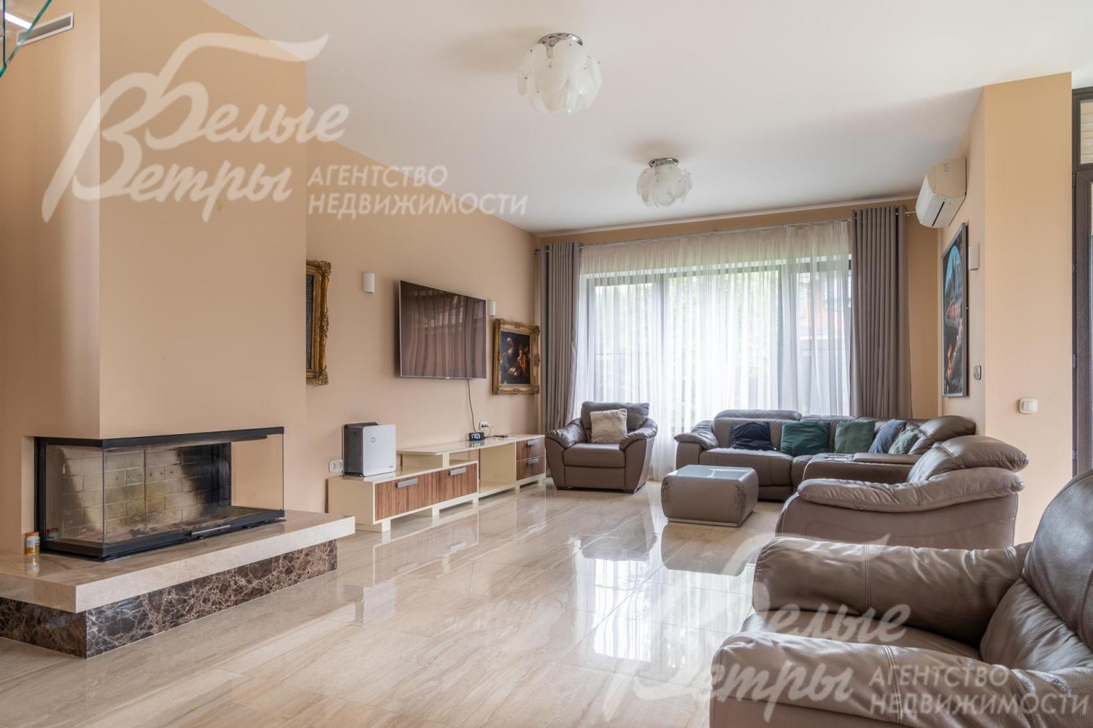 Гостиную украшает дровяной трехсторонний камин гильотинного типа