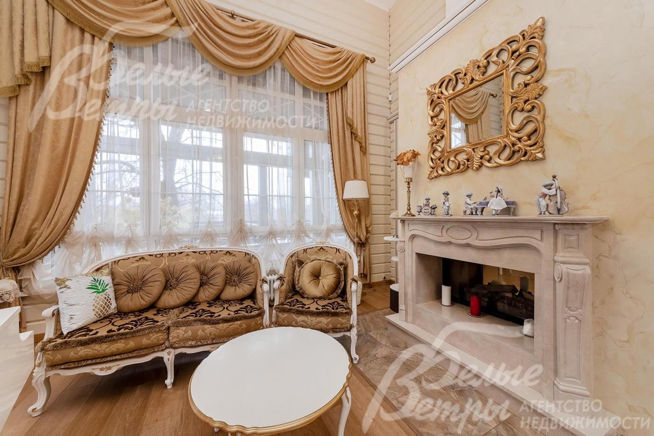 Двусторонний камин в гостиной