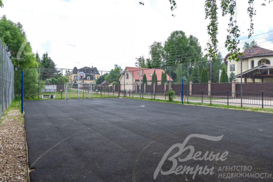 Спортивная площадка с твердым покрытием