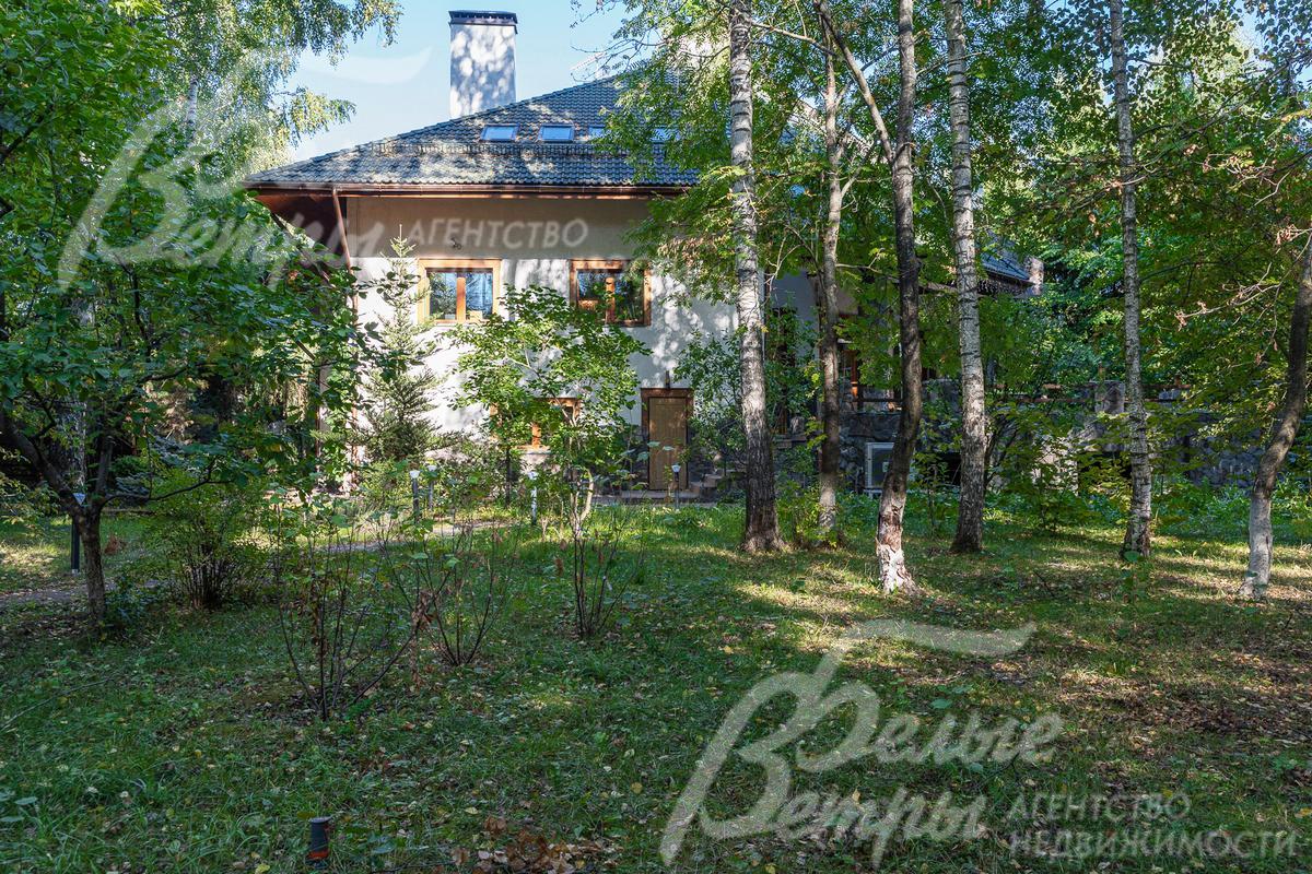 Растут сирень, магнолии, черешня, хвойные деревья