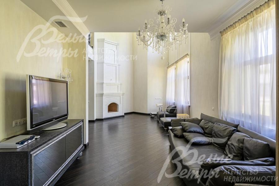 Гостиная со вторым светом и камином