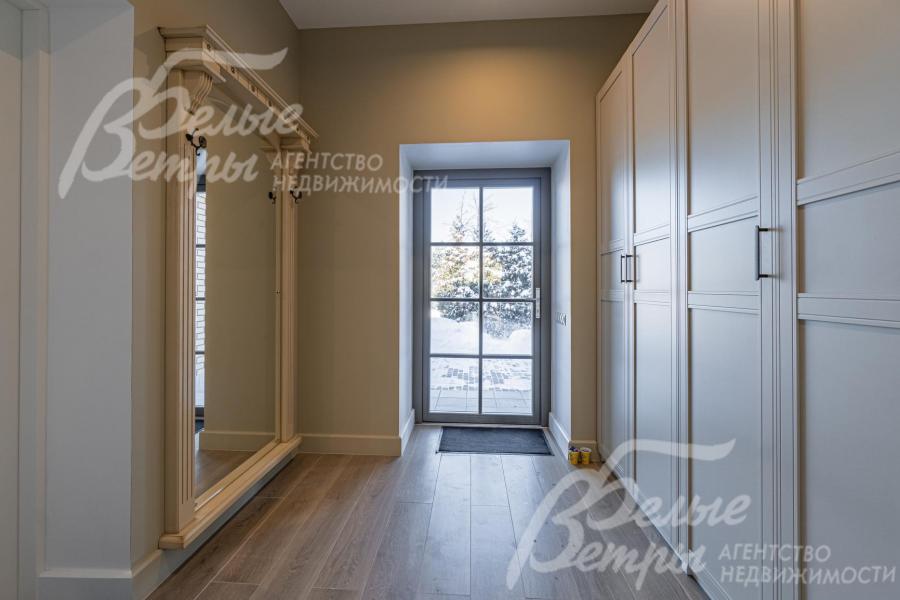 Прихожая со встроенными гардеробными шкафами