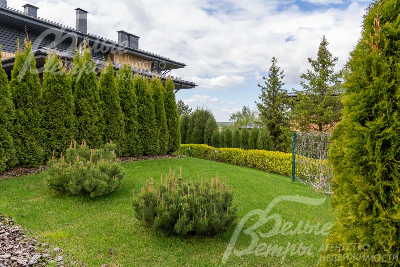 На участке выполнен проект ландшафтного дизайна, высажены хвойные и декоративные деревья и растения