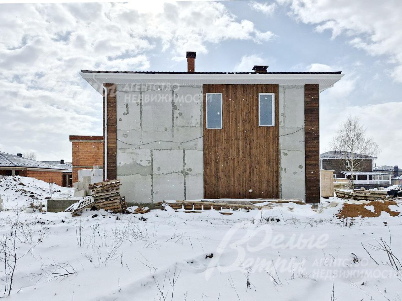 По проекту предусмотрен выход из просторной кухни-гостиной –  на большую 30-метровую террасу