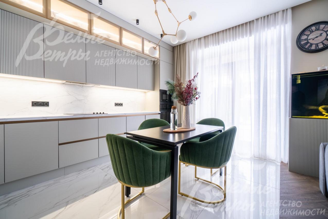 Большое окно в кухне-столовой наполняет помещение естественным светом