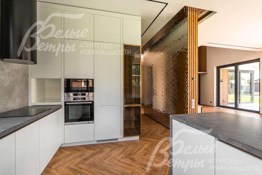 Кухонный гарнитур со встроенной техникой Bosch и столешницей из кварцита