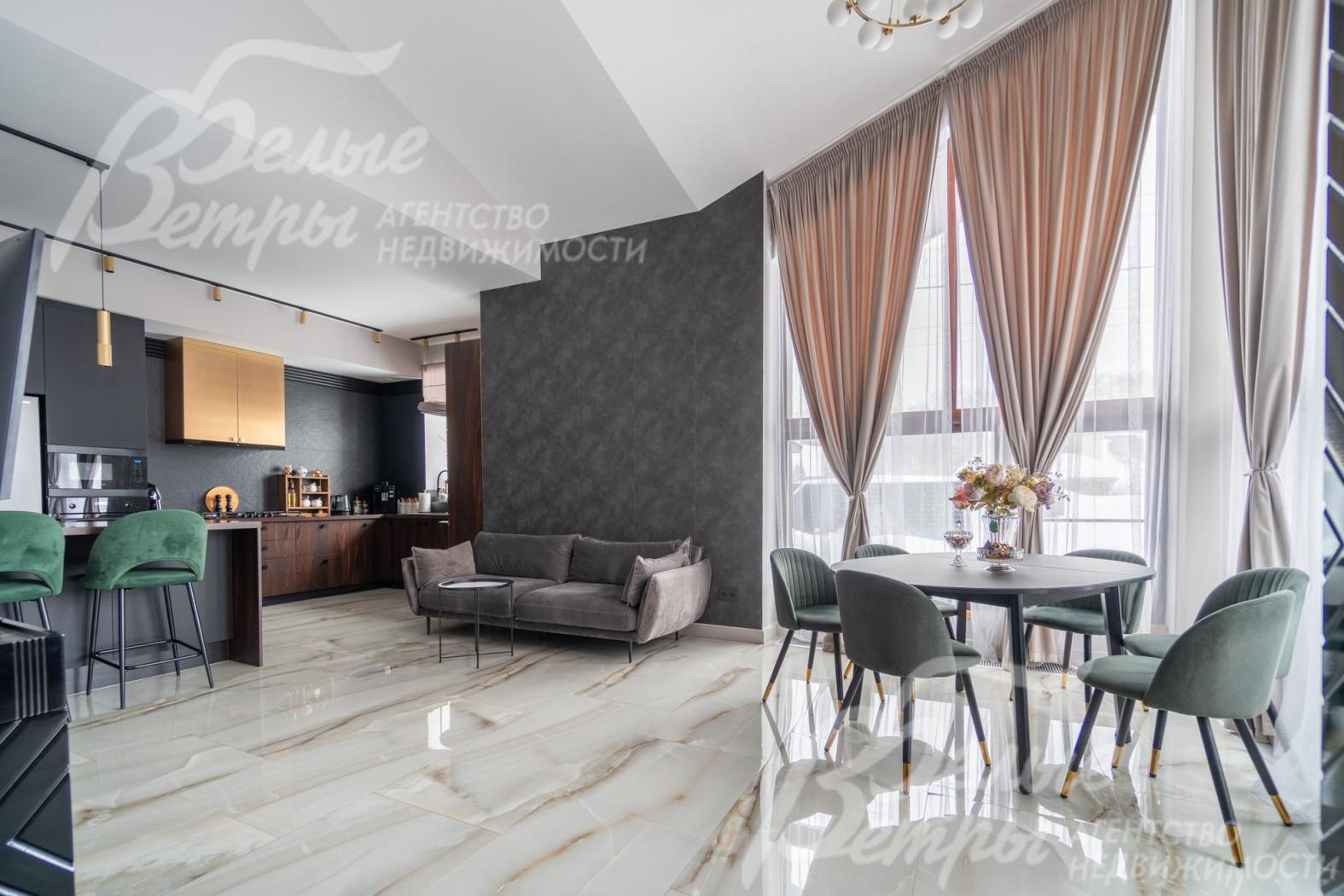 В зоне кухни - большие окна в пол, керамогранит Laparet Stubay Onyx Crema с эффектом льда