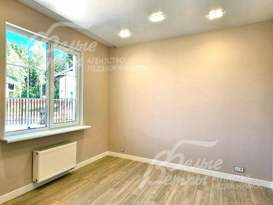 Есть спальня на первом этаже с большим окном с видом на участок